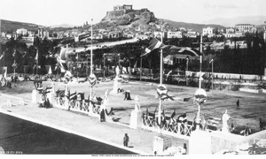 Intrarea pe stadionul Panathenaic, în timpul Jocurilor Olimpice din 1896, cu Acropola din Atena în fundal (© Wikimedia Commons)