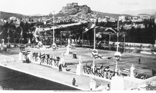 Intrarea pe stadionul Panathenaic, în timpul Jocurilor Olimpice din 1896, cu Acropola din Atena în fundal (© Wikimedia Commons)