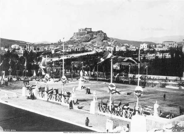 Intrarea pe stadionul Panathenaic, în timpul Jocurilor Olimpice din 1896, cu Acropola din Atena în fundal (© Wikimedia Commons)
