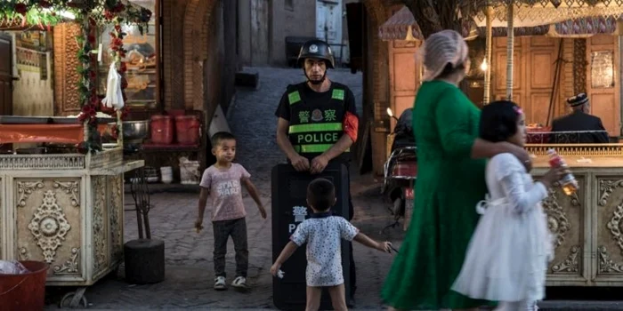 Minoritatea Uyghuri din China este supusă unor măsuri drastice de supraveghere (foto: Kevin Frayer/Getty/Bussines Insider)