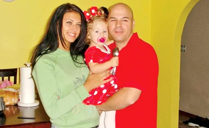 
    2013. Antonia,  alături  de soră şi  de tatăl ei  