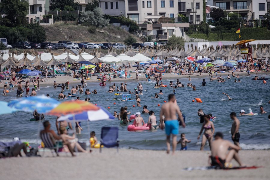 Patronatele de pe litoral subliniază că apa mării este sigură pentru îmbăiere