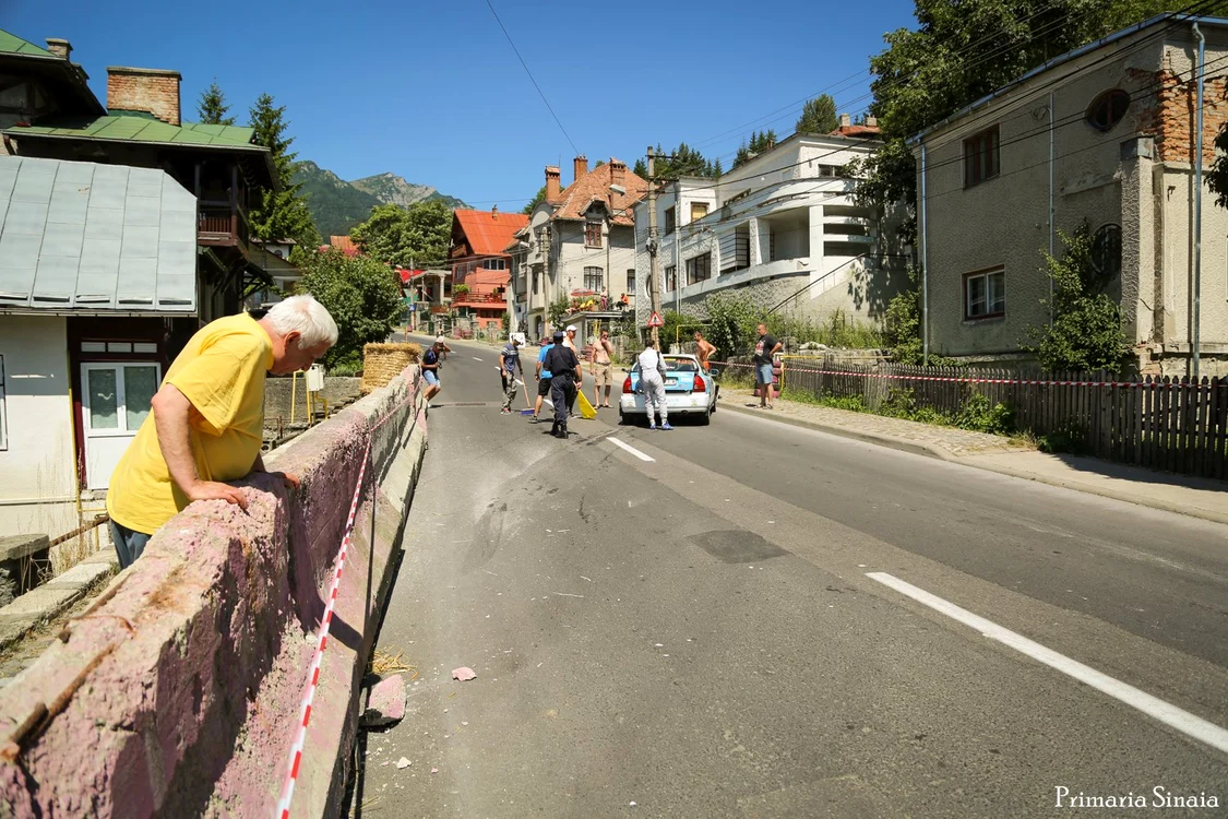 
    Dani a coborât din maşină să vadă cât de avariată esteFoto: Facebook  