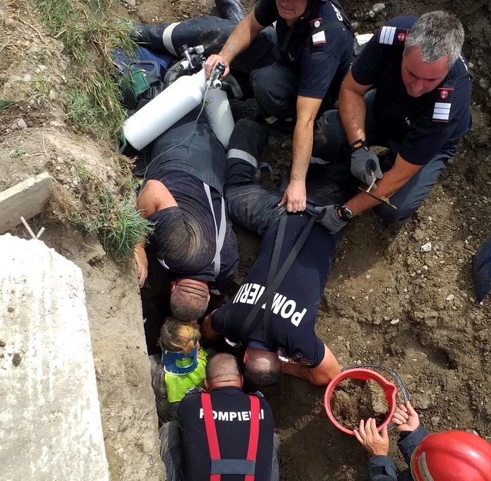 Trei bărbaţi care efectuau lucrări la o reţea de canalizare au fost surprinşi sub un mal de pământFoto: ISU Dâmbovița