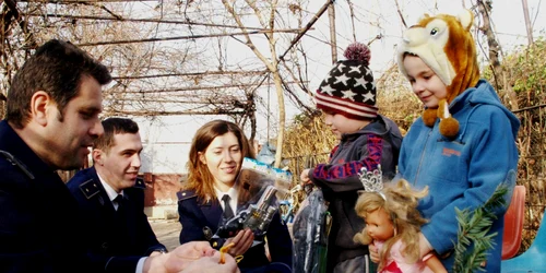 ajutor familii nevoiase FOTO STPF Mehedinti 