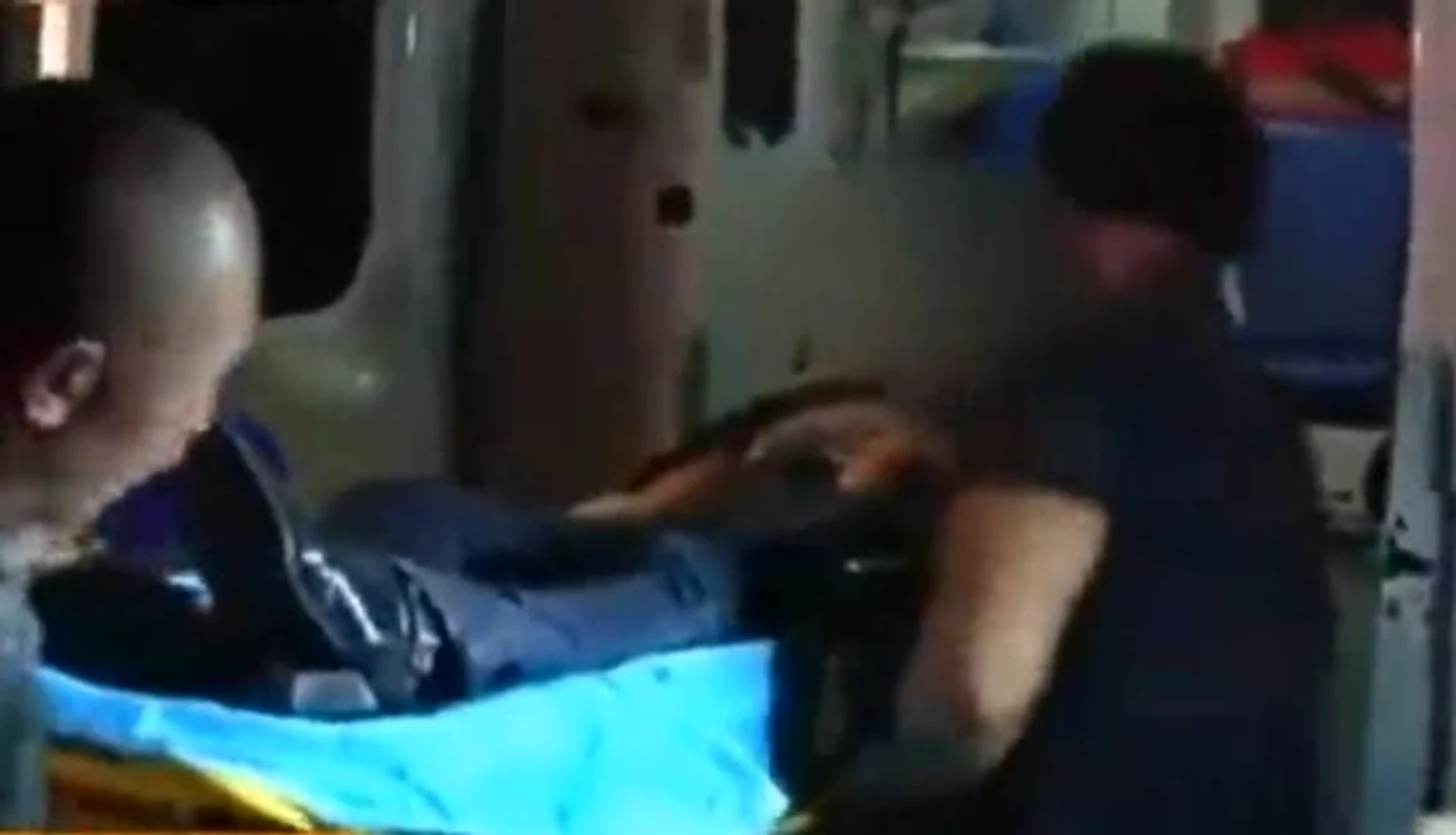
    Femeia a încercat să se sinucidă după ce i-a dat foc amantei  