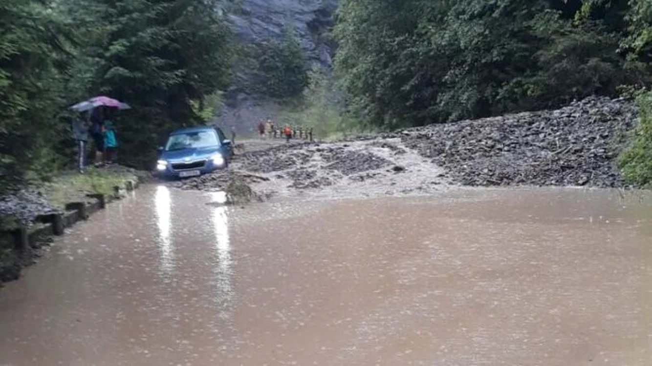 DN 74A a fost blocat de aluviuni la Abrud. Foto Arhivă