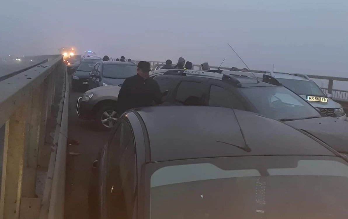 În carambol au fost implicate 21 de mașinifoto: observatornews.ro