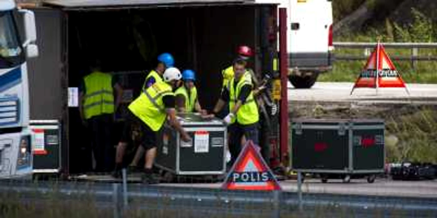
		    Camionul cu sistemul de sonorizare pentru concertul Madonnei s-a răsturnat - FOTO: Mediafax