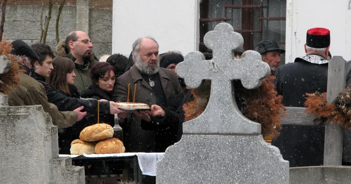 Soţul şi cele două fiice ale Georgetei Tănase sunt în stare de şoc. Foto. Ionuţ Dincă