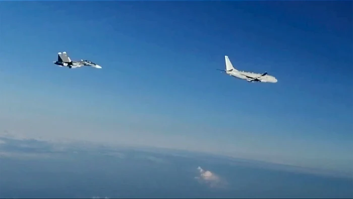 Un SU-30 al Rusiei urmăreşte aeronava Boeing P-8 Poseidon a Marinei SUA. Imagini publicate de Rusia