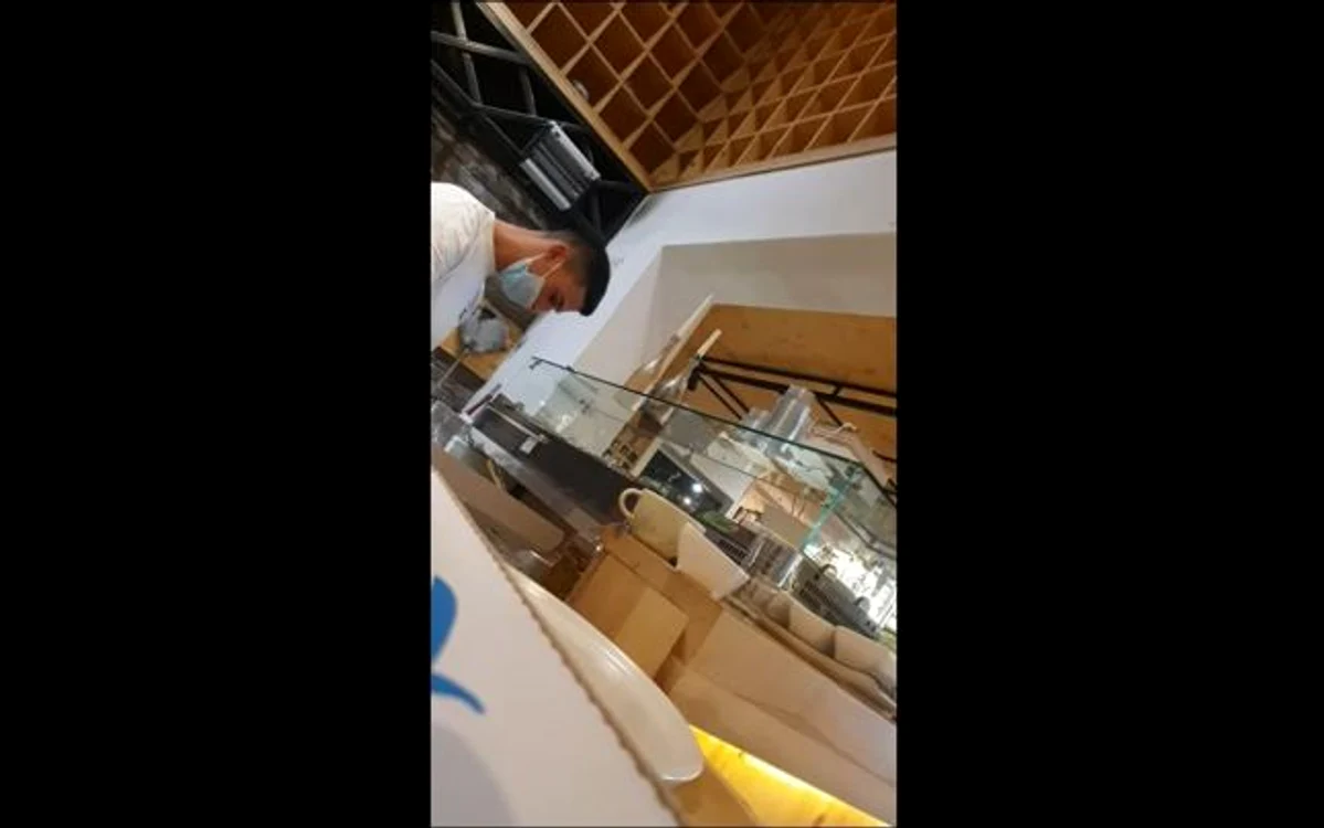 
    Un clujean a făcut public un videoclip în care un pizzer nu a purtat corespunzător masca atunci când a preparat mâncarea  
