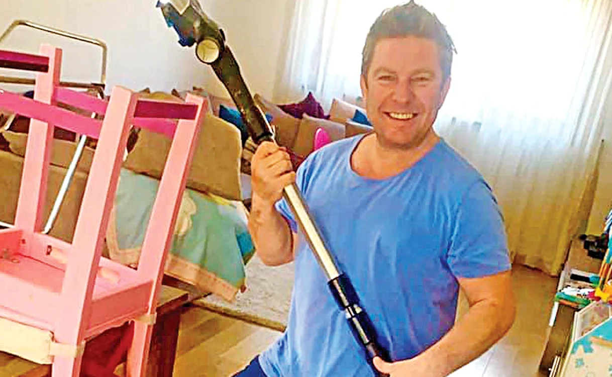 
    Pavel Bartos,  distracţie  cu aspiratorul   