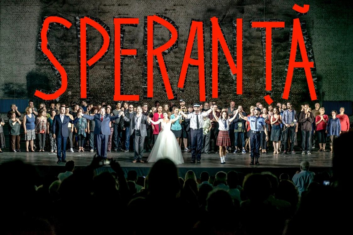 Finalul spectacolului „Fidelio” (r.: Graham Vick) prezentat de numai două ori pe scena Operei Naţionale.