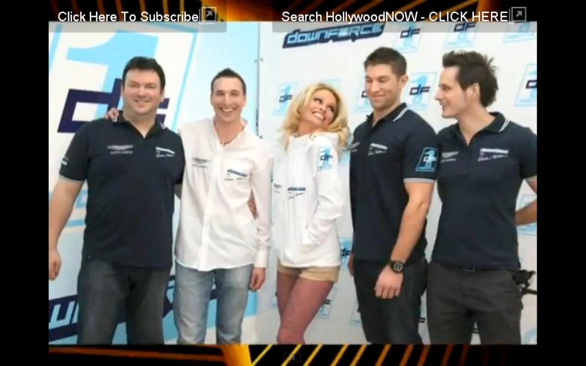 Pamela Anderson, alături de componenţii echipei ce va participa în Nascar