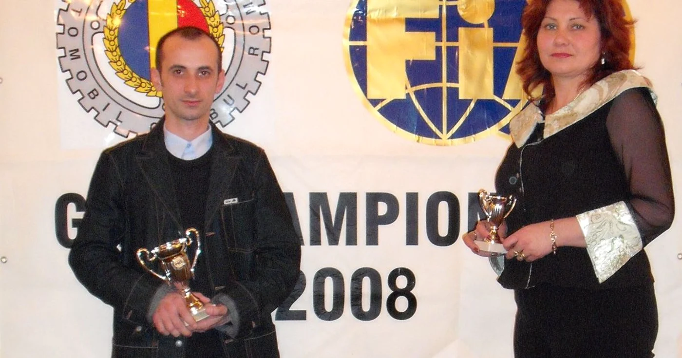Mariana Giugula împreună cu un pilot de raliu