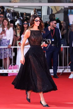 Kaia Gerber, fiica lui Cindy Crawford, la Festivalul de Film de la Veneţia. FOTO: Profimedia