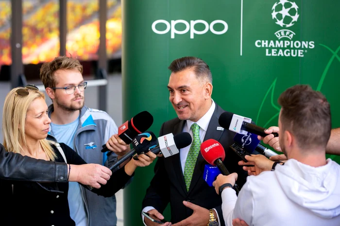 Ilie Dumitrescu înconjurat de reporteri.