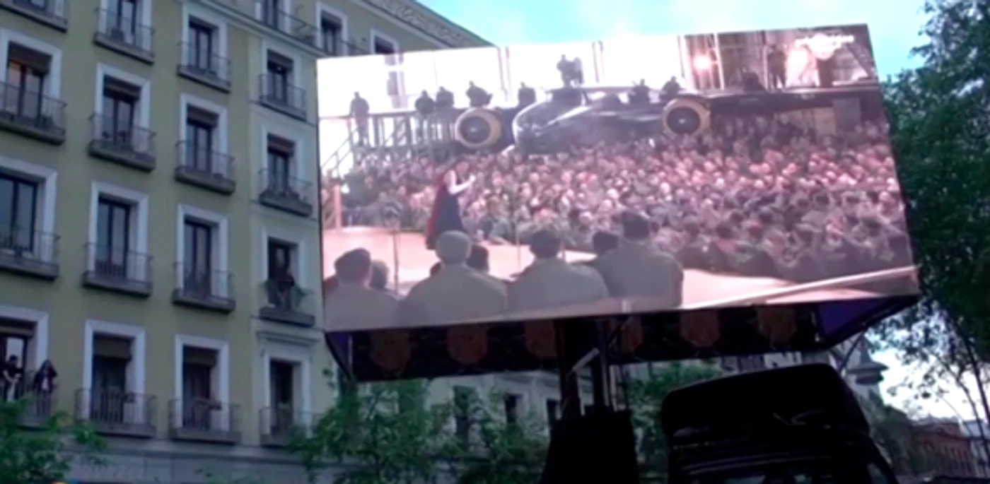 Cinematograf în aer liber la Madrid - cinema la balcoane Sursa BBC