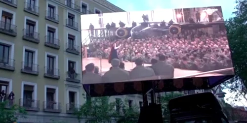 Cinematograf în aer liber la Madrid - cinema la balcoane Sursa BBC
