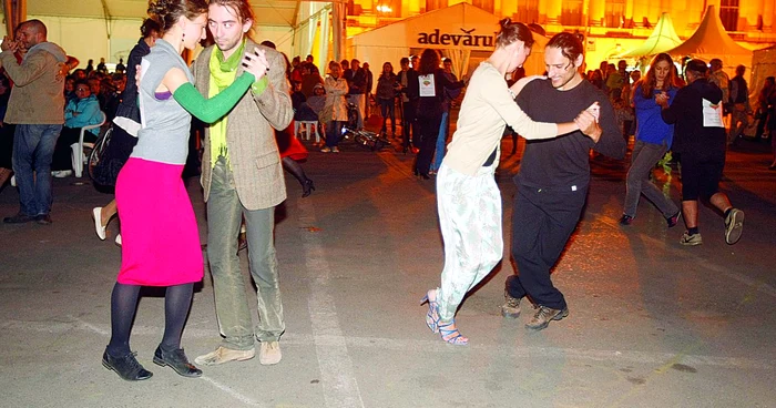 Luni seară, Piaţa Festivalului a devenit ringul de dans al pasionaţilor de tangou, în acordurile pasionale de chitară ale Trioului Zamfirescu FOTO: David Muntean