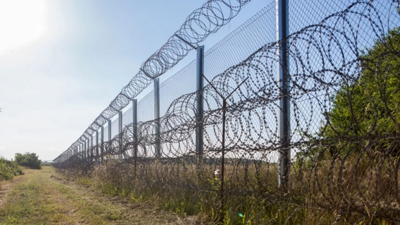 Un asemenea  gard este între  frontiera dintre  Ungaria și Serbia