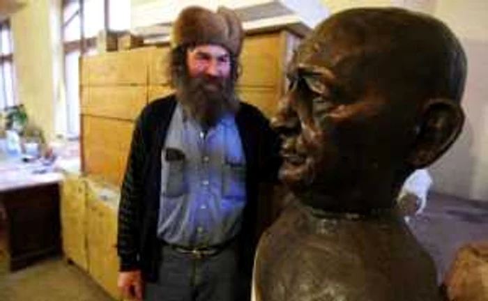 Ioan Chiş este mândru de bustul filosofului Petre Ţuţea