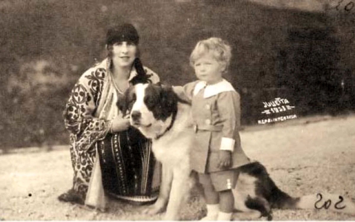 Regele Mihai şi Regina-Mamă, imortalizaţi de Studio Julietta, fotograful oficial al Casei Regale Sursa ANR