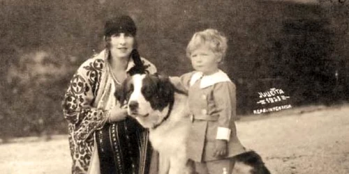 Unul dintre primii câini ai regelui Mihai  În această fotografie, Majestatea Sa este alături de Regina Mamă Elena jpeg