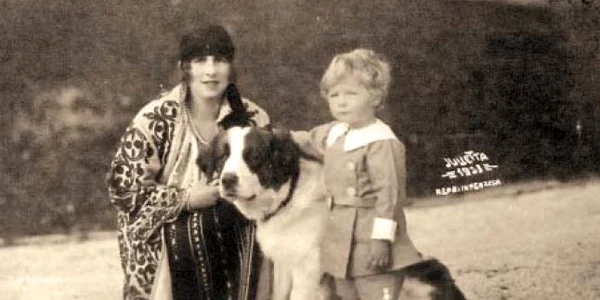 Unul dintre primii câini ai regelui Mihai  În această fotografie, Majestatea Sa este alături de Regina Mamă Elena jpeg