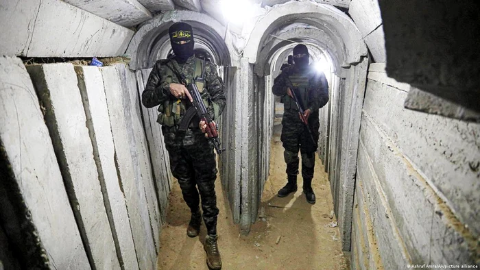 Luptători Hamas în tuneluri. Reţeaua de tuneluri din Gaza are câteva sute de kilometri