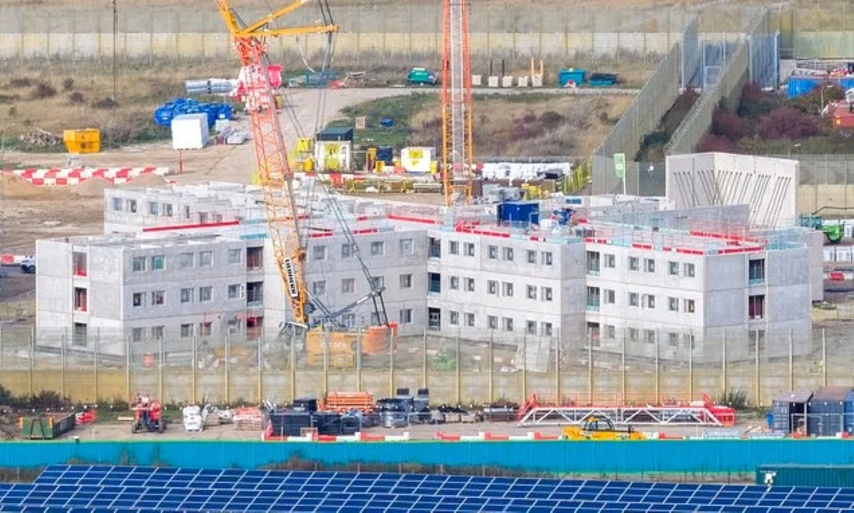 Mega-închisoarea cu condiții ca la hotel: camere single sau duble cu baie proprie, grădină cu iazuri, teren de fotbal și pistă de atletism