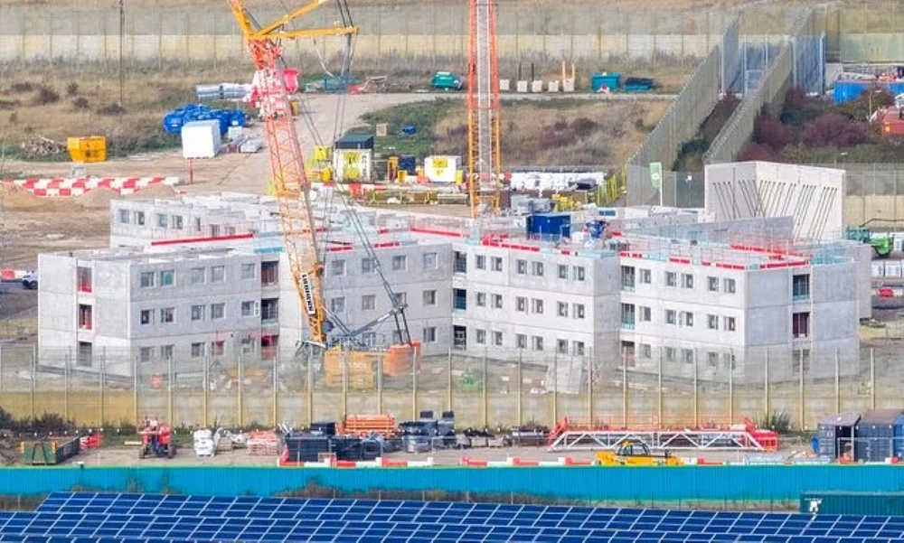 Mega-închisoarea cu condiții ca la hotel: camere single sau duble cu baie proprie, grădină cu iazuri, teren de fotbal și pistă de atletism