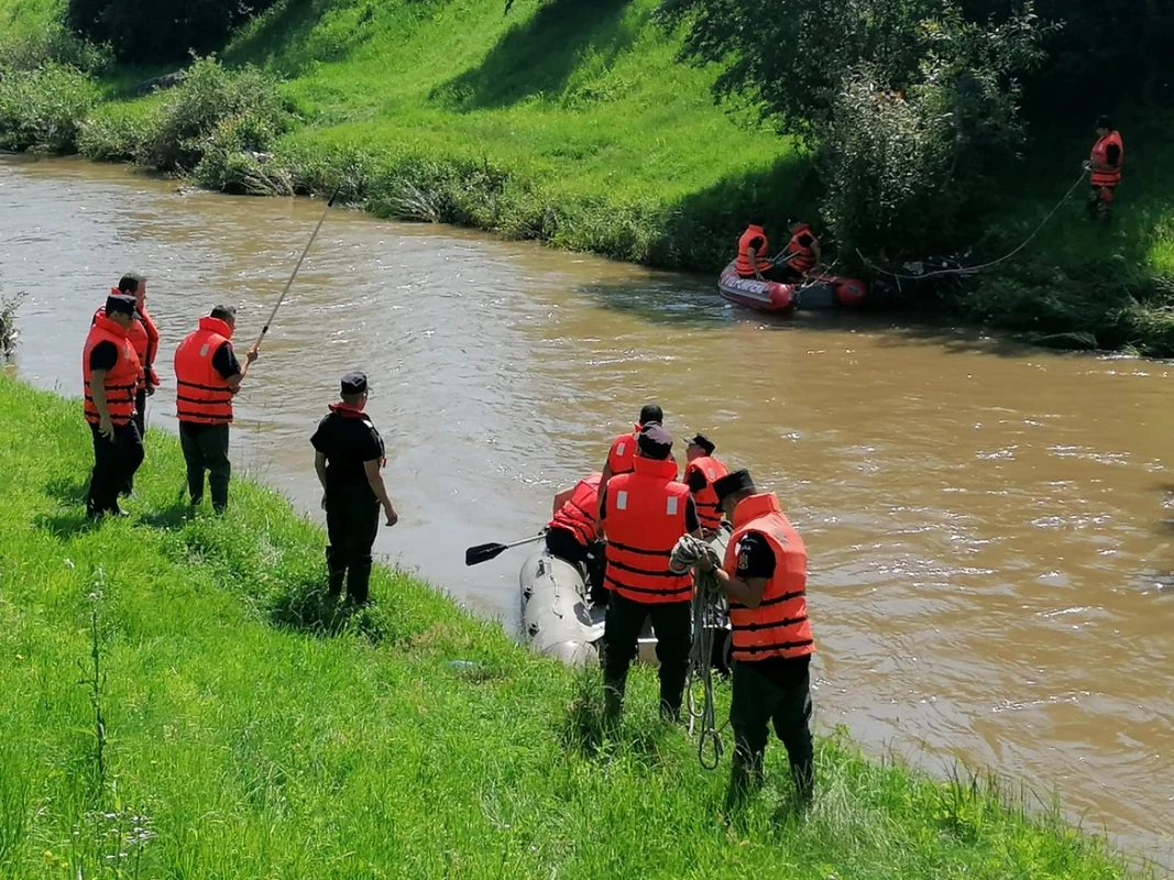 Imagini de la operaţiunea de căutare a micuţei căzută în râul Cibin - Sibiu Foto Adevărul - credit ISU Vâlcea