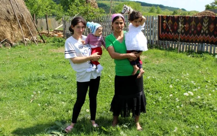 Petronela, de 16 ani, alaturi de mama sa care are şi ea un bebeluş Sursa foto: adevarul.ro