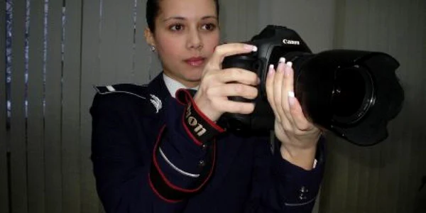 Amelia nu se poate despărţi de aparatul său