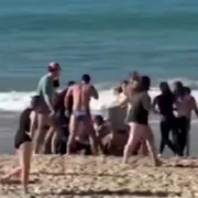 femeie atacata de rechin in australia foto x @newscomauHQ png