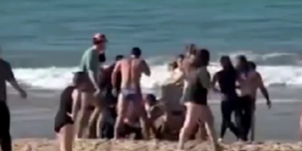femeie atacata de rechin in australia foto x @newscomauHQ png
