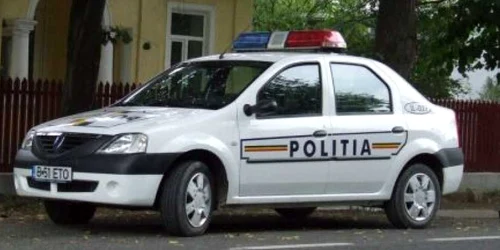  Maşina se afla lângă magazinul unde poliţiştii efectuau cercetări. Foto: Arhivă 