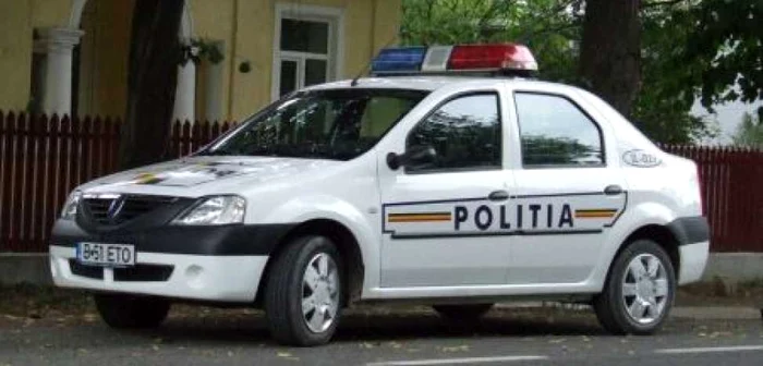  Maşina se afla lângă magazinul unde poliţiştii efectuau cercetări. Foto: Arhivă 