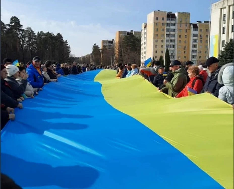 Steagul Ucrainei desfăşurat la Slavutîci în faţa ocupanţilor ruşi FOTO Twitter