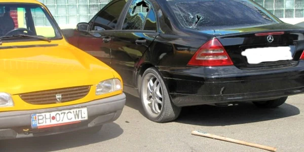 Interlopii s-au bătutu în faţa ştrandului Ioşia (sursa foto bihon.ro)