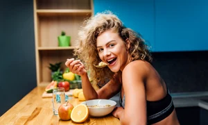 fulgi de ovaz femeie shutterstock 1495039610 jpg