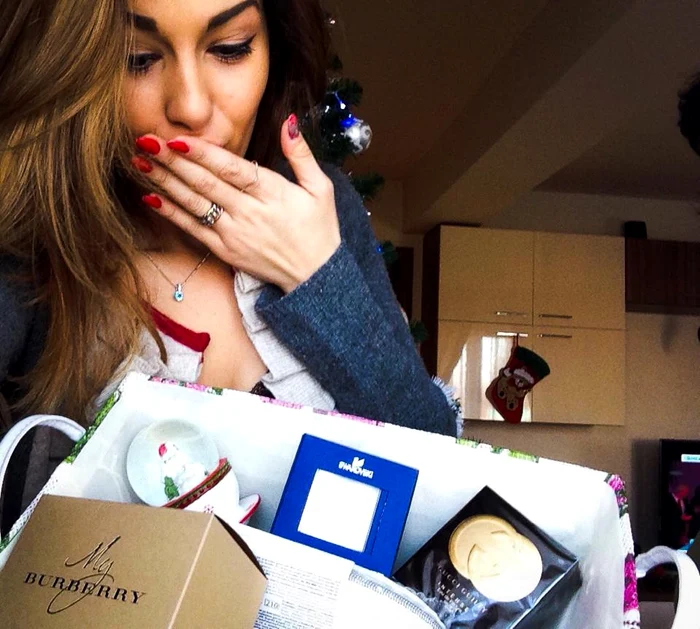 Moş Crăciun a venit la Alina Eremia cu multe produse de înfrumuseţare