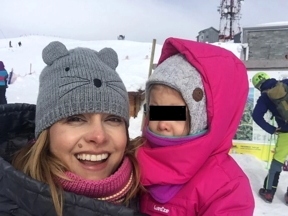 Simona Gherghe şi fetiţa ei