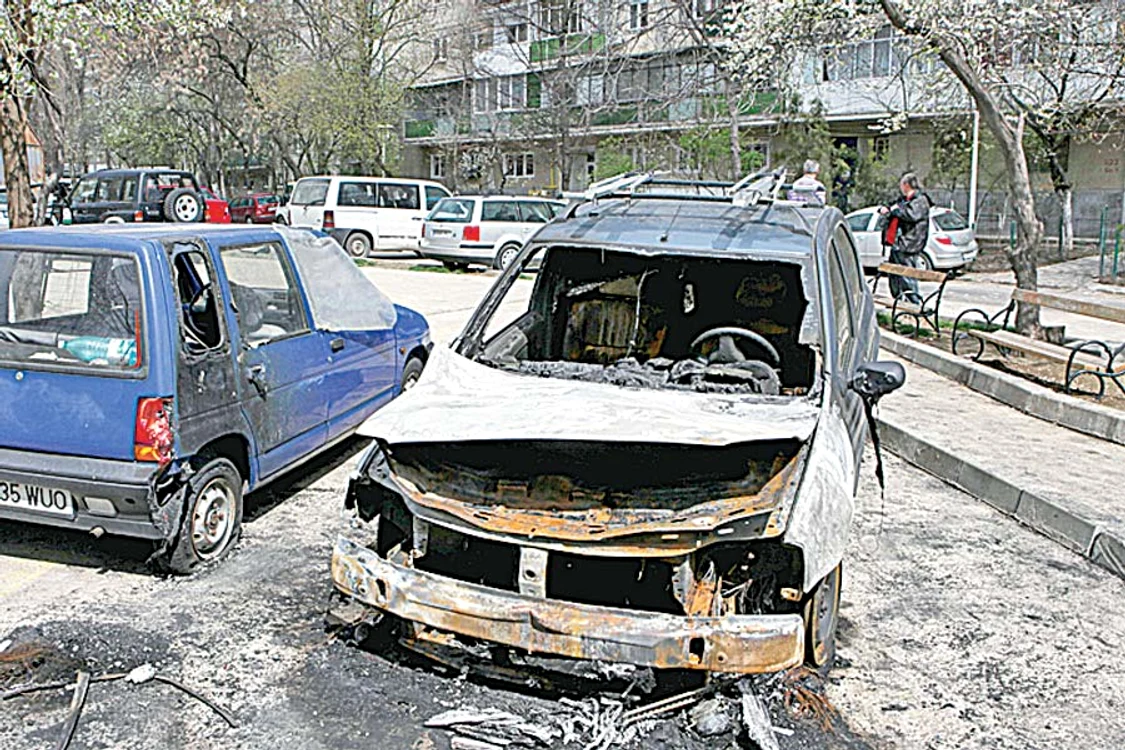 Pompierii au reuşit  să stingă focul  după 40 de minute  (Foto Roberto Sălceanu)