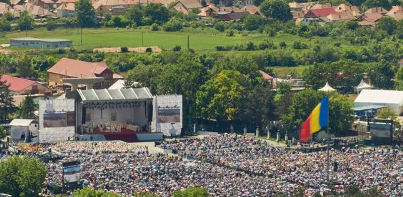 Câmpia LIbertăţii a fost o ”mare” de oameni la slujba oficiată de Papa Francisc
