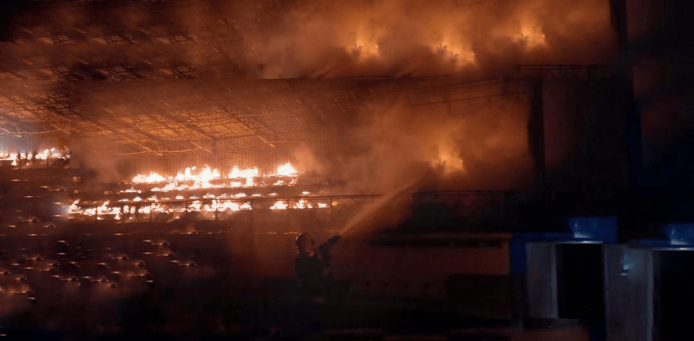 Stadionul din Slobozia, lovit de trăsnet: tribuna oficială a ars în incendiu