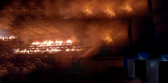 Incendiu provocat de trăsnet la stadionul din Slobozia FOTO ISU Ialomița