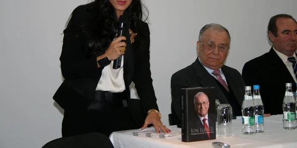 La Olteniţa, în 2011, la lansarea cărţii fostului preşedinte Ion Iliescu Foto: Facekook
